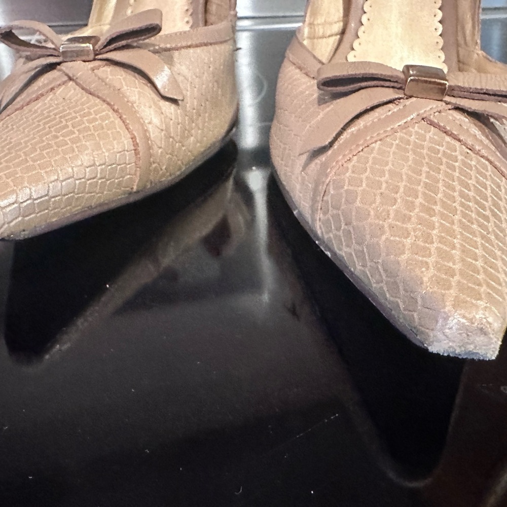 BCBGirls Nude Snakeskin-Textured Pointed Toe Bow Pumps Dress Shoes size 9.5 - Picture 7 of 16